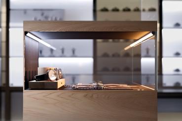 ) Vitrinenbeleuchtung in schwarz hebt Inhalte hervor